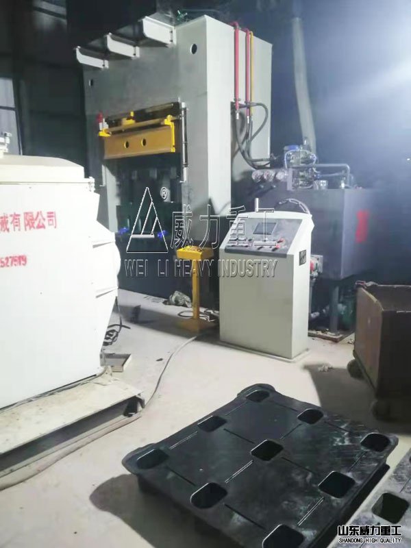 1000噸復(fù)合材料托盤(pán)模壓成型油壓機(jī)